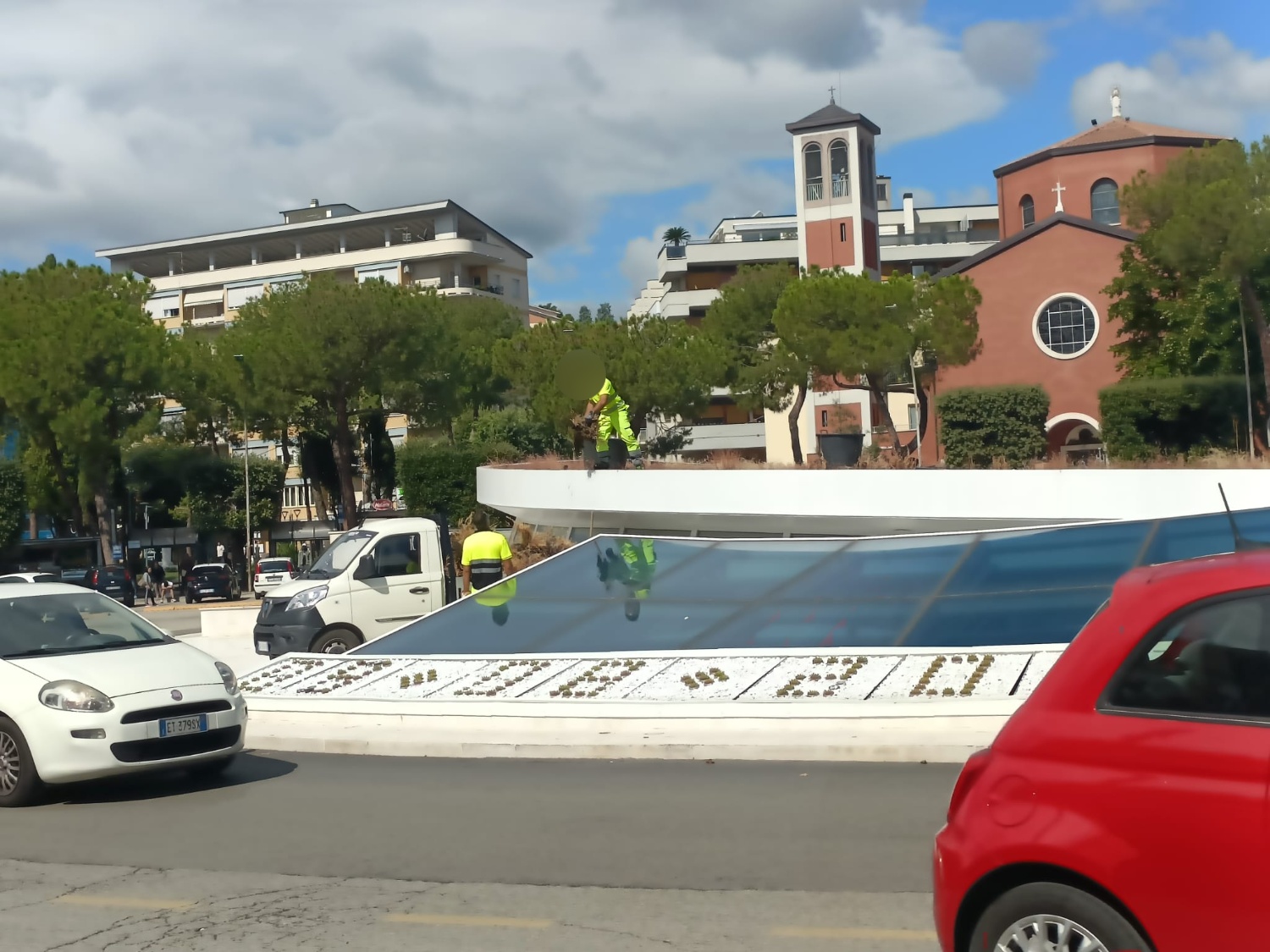 “Padellone” di Piazza Garibaldi: La buona volontà non basta, serve un intervento radicale. Piazzale San Francesco: Cordoli “sotto attacco”