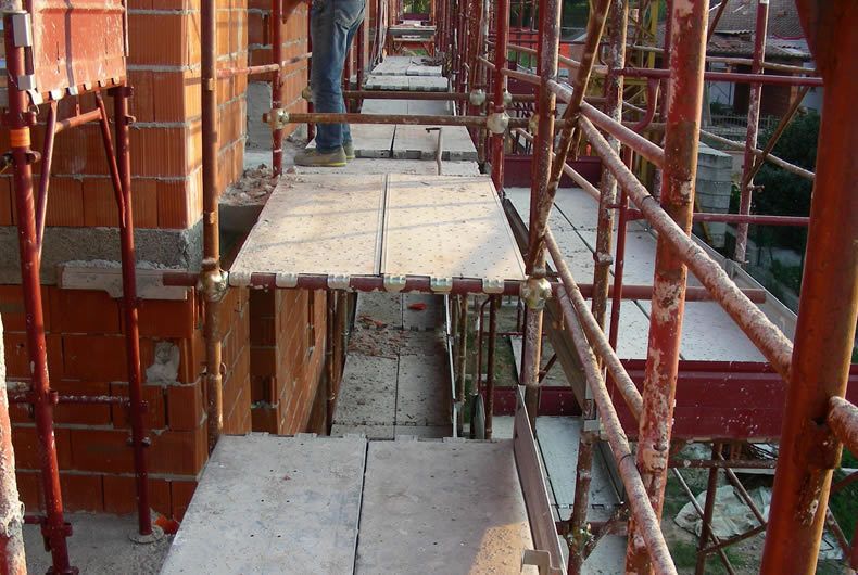 Furto in pieno giorno a Teramo: i ladri usano un cantiere come via d’accesso