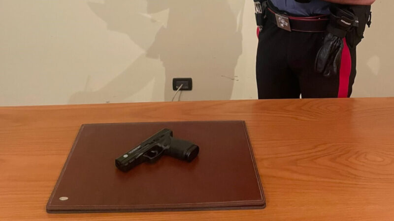 Lo trovano con pistola cal.9 e matricola abrasa nello zaino: 19enne ai domiciliari con braccialetto elettronico