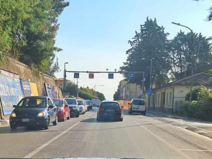 Lavori di “sfoltimento” in via Po. Per un lettore incompatibili con la pista ciclabile. (video)