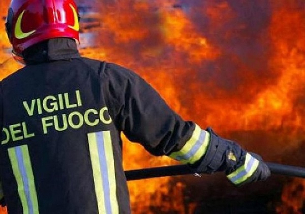 Giulianova. vandali appiccano il fuoco ai tavolini del Gusto Beach