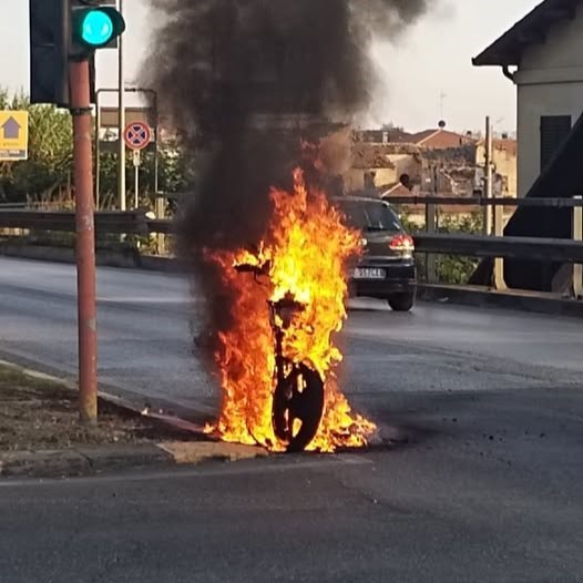 Giuianova. Va a fuoco bici elettrica, si ipotizza un corto circuito