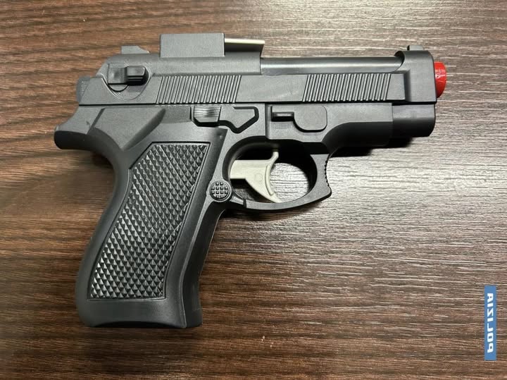 Impugna una pistola giocattolo all’aperto: denunciato per procurato allarme
