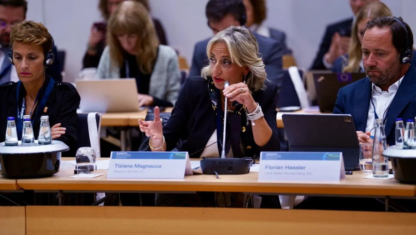 Auto, l’Abruzzo Guida la Richiesta di Flessibilità all’UE: Mozione votata all’unanimità dalle Regioni europee aderenti all’ARA