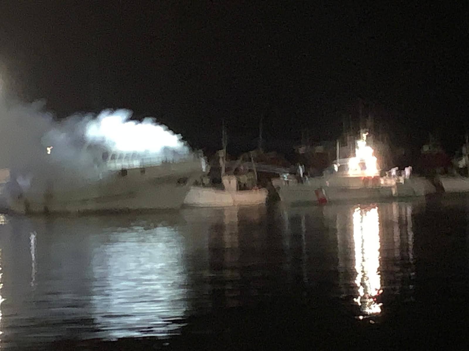 Fiamme al porto di Giulianova. Va a fuoco un peschereccio