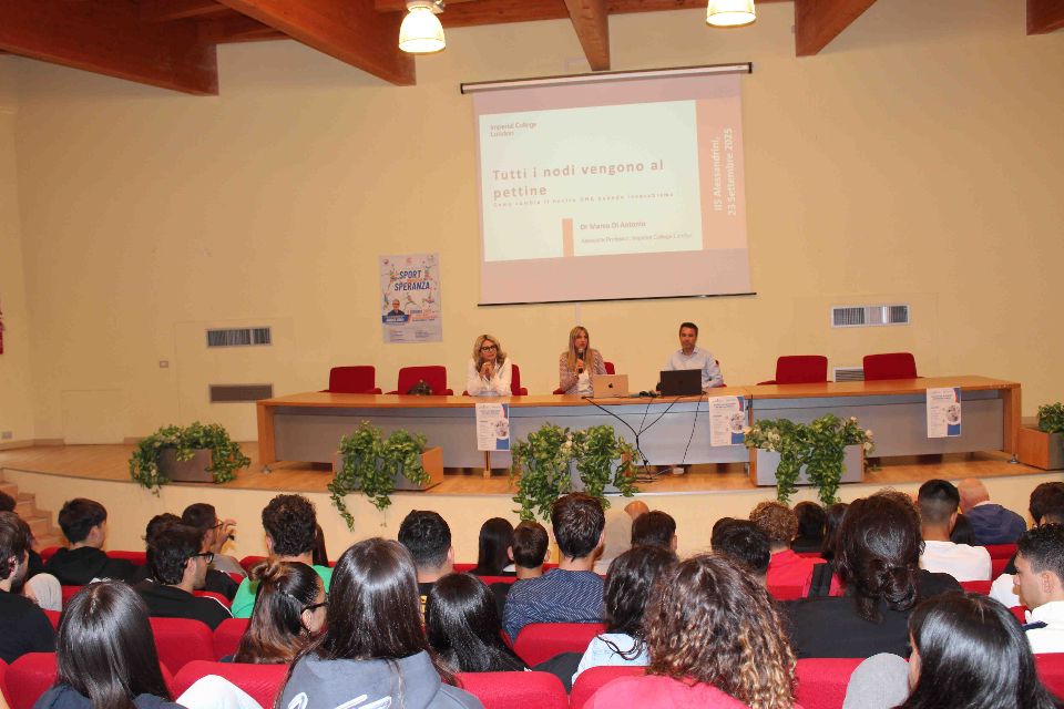 Ritorno alle origini. il ricercatore Marco Di Antonio agli studenti: “Siate ambiziosi, i sogni possono realizzarsi”
