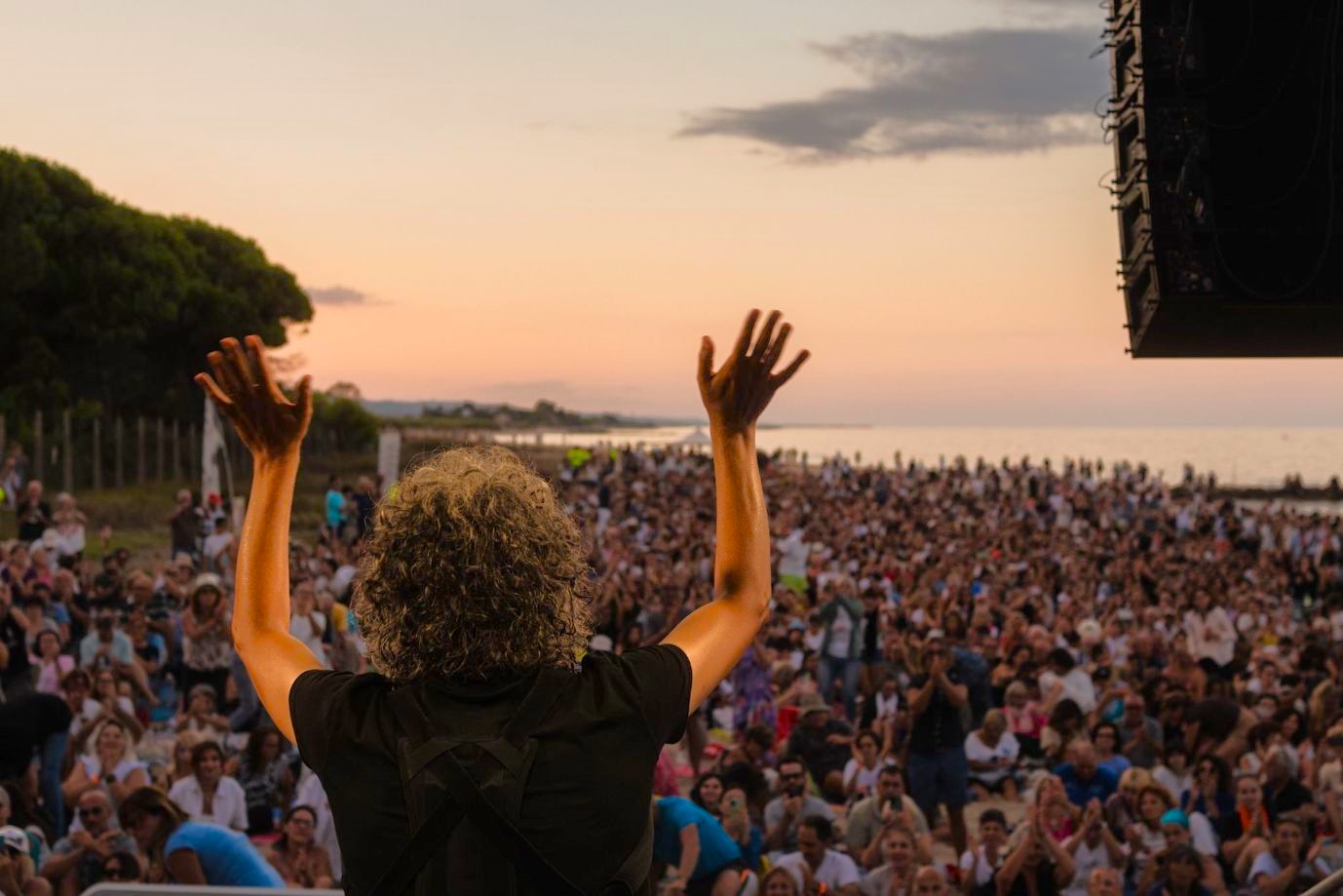 Giovanni Allevi incanta Roseto. Un successo il concerto nella riserva del Borsacchio