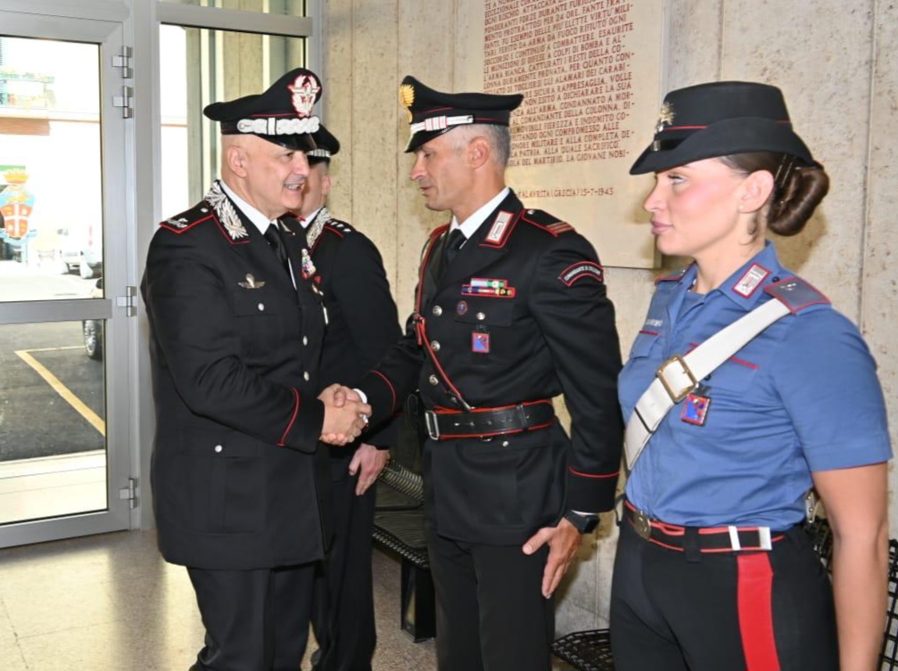 IL GENERALE NEOSI LASCIA LA LEGIONE ABRUZZO E MOLISE. IL SALUTO AL COMANDO PROVINCIALE DI TERAMO