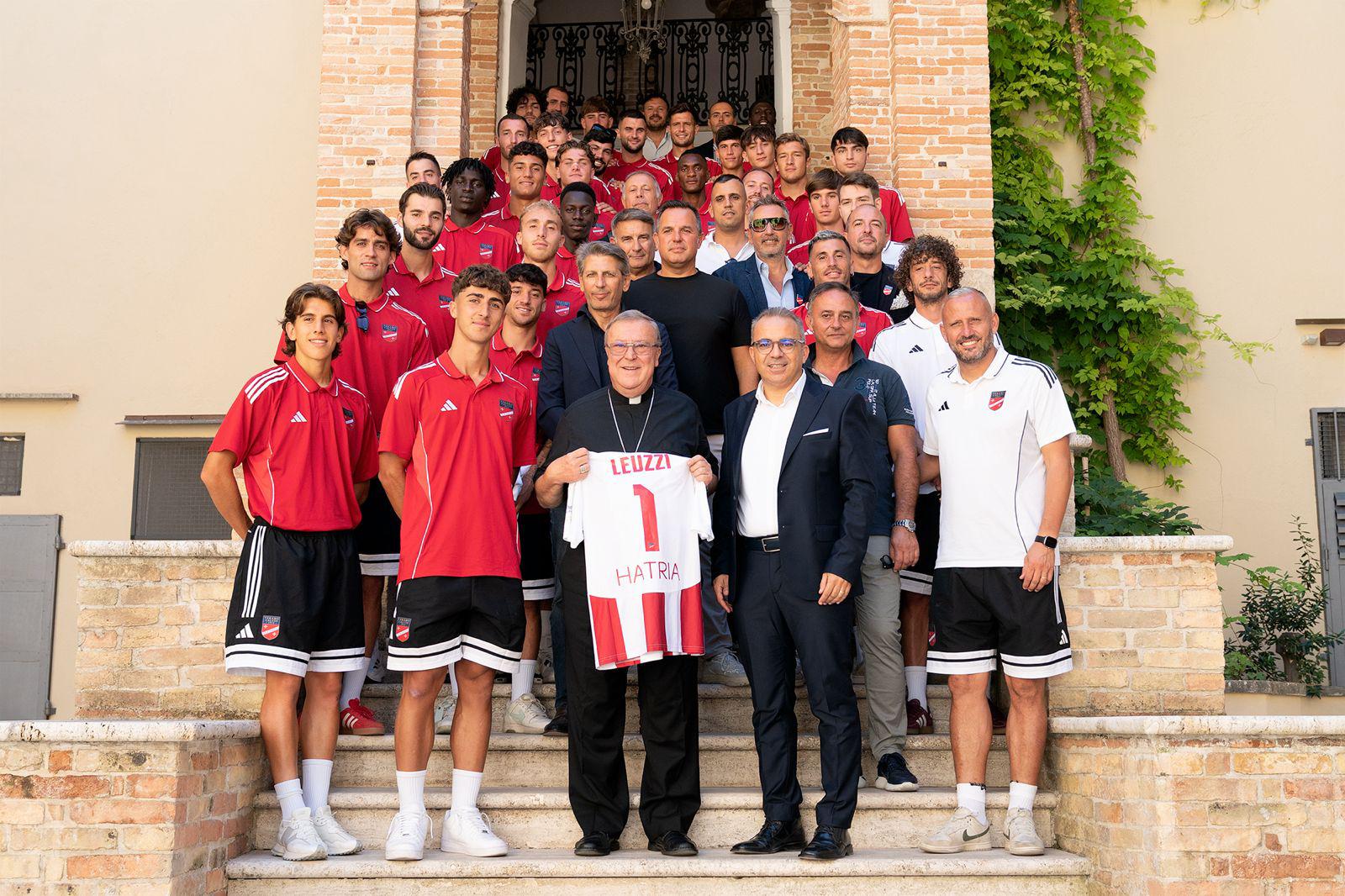 Calcio. Il Vescovo Leuzzi biancorosso per un giorno. Donata dal Club una maglia personalizzata