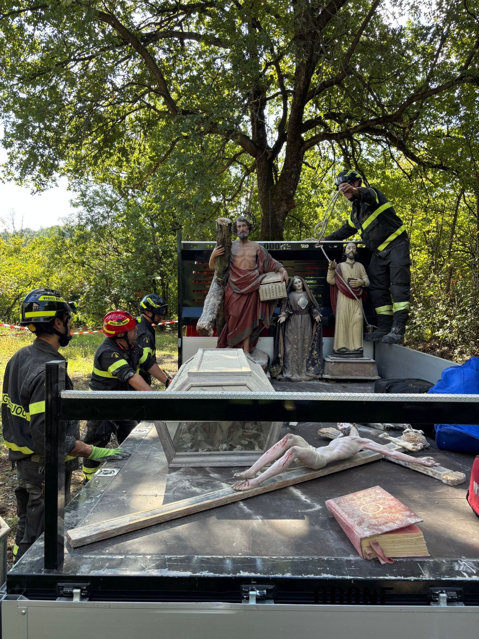 Chiesa pericolante. Recuperate dai Vigili del Fuoco opere d’arte sacre