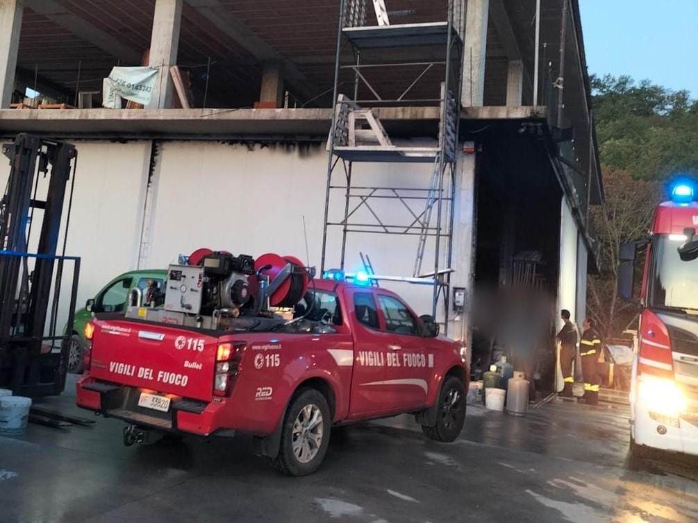 Incendio a Cermignano, Capannone a fuoco