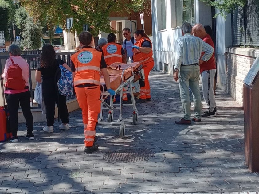 Cade all’ingresso della Villa Comunale. Interviene il 118