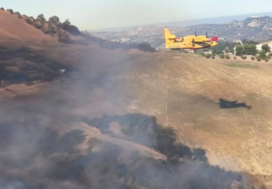 (Video e Foto)Incendio nella zona di Rapino. Vigili del Fuoco, Canadair e elicotteri in azione