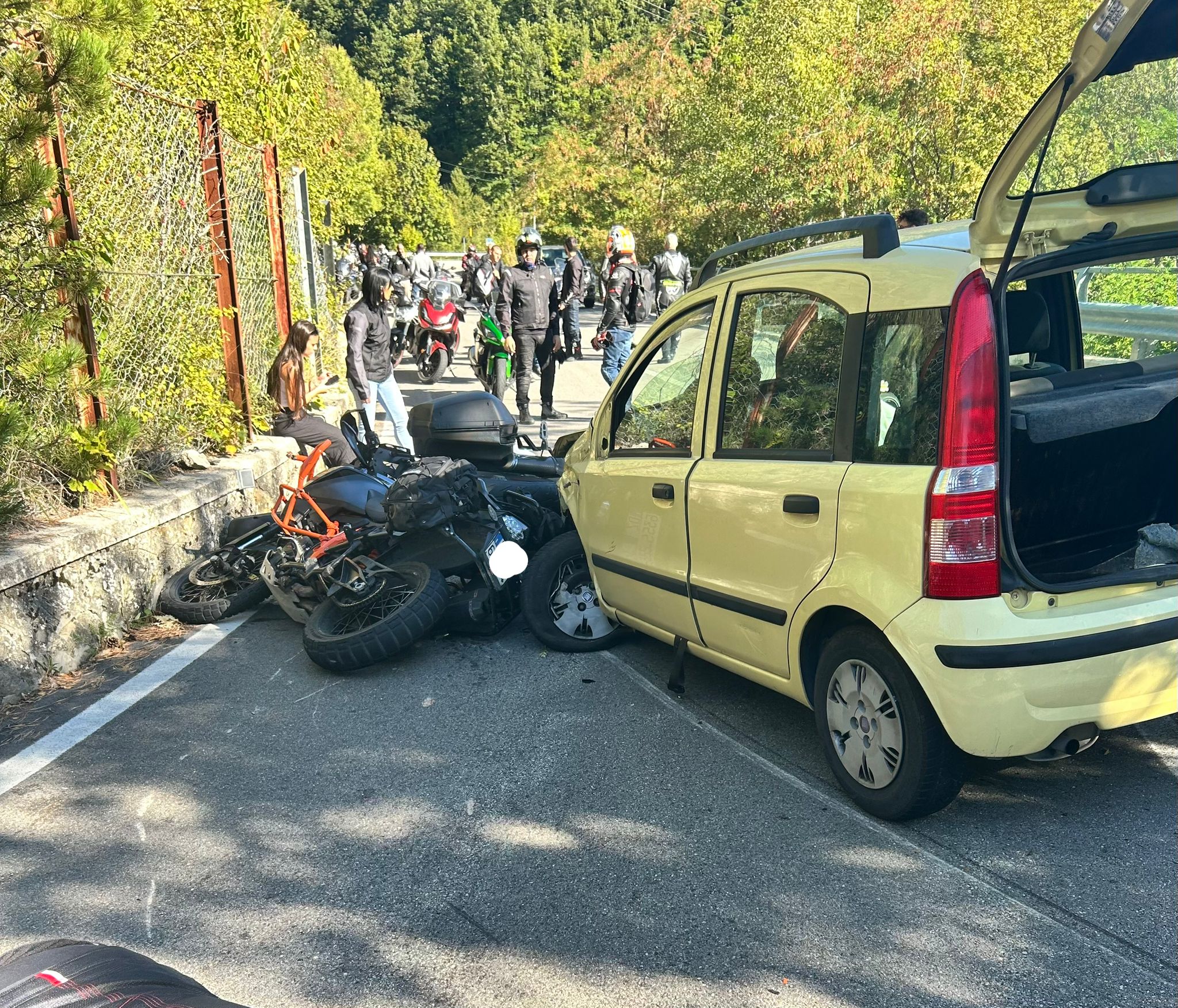 Incidente sulla SS80. Panda contro due moto