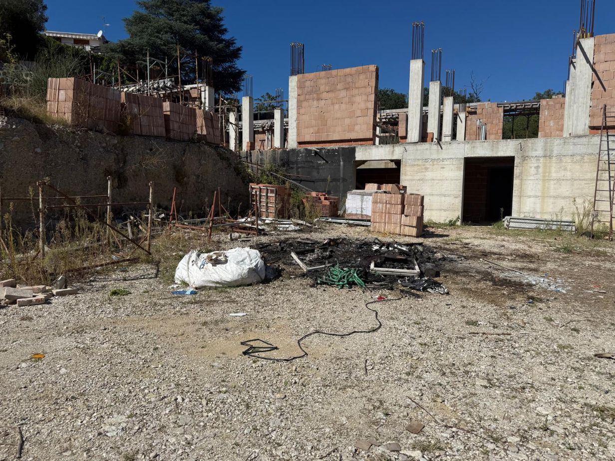 Appiccano incendio vicino a un immobile abbandonato a Colleparco. Indagini in corso