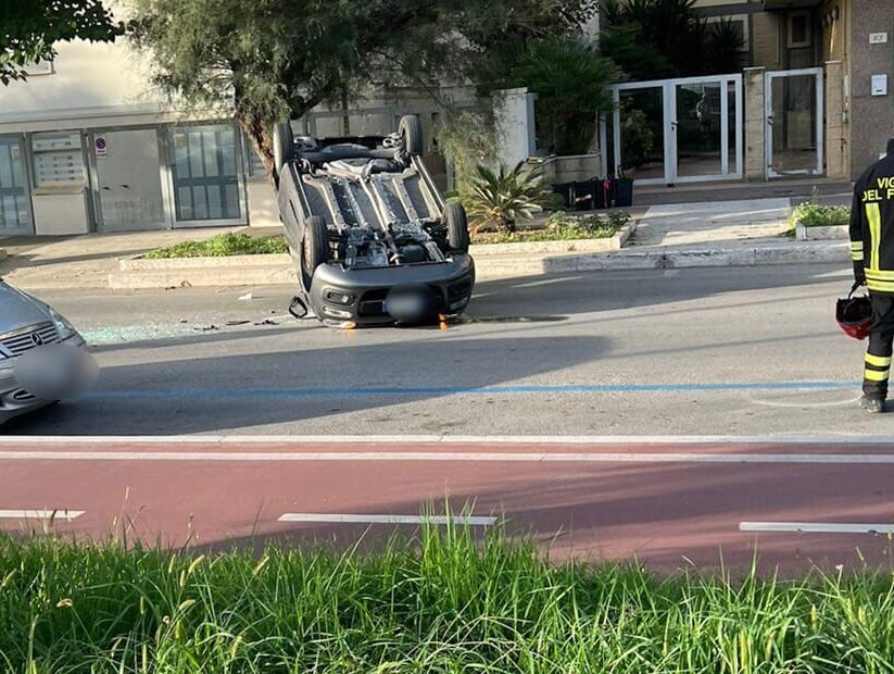 Pescara, auto si ribalta sulla riviera nord: ferita una 75enne