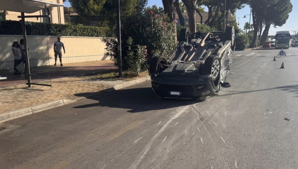 Si ribalta auto in incidente in centro a Pescara. Due feriti non gravi