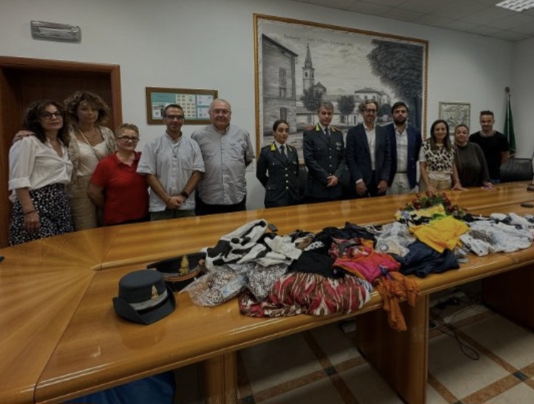 ​Roseto. Andrà In beneficienza l’abbigliamento  sequestrato dalla GdF. Stamani la consegna in Comune