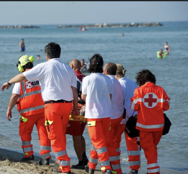 Donna muore sulla spiaggia di Montesilvano. Si sospetta sindrome da annegamento