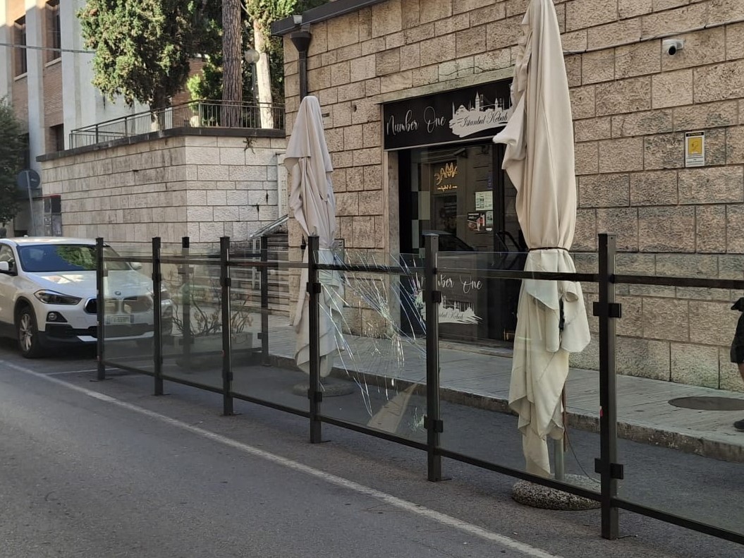 Vandali al Kebab di via Carducci. Infranta una lastra di vetro