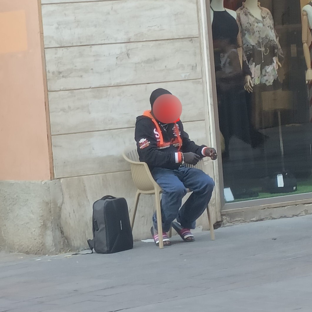 Ozigbo, una storia infinita. Disturba i clienti di un bar, intervengono i carabinieri