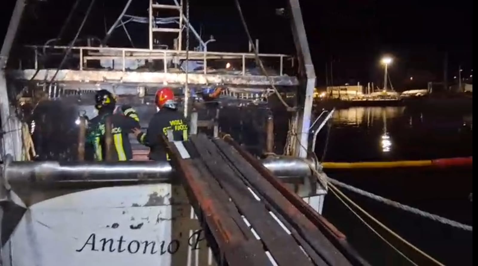 (Video) Va a fuoco peschereccio a Giulianova. Aggiornamento