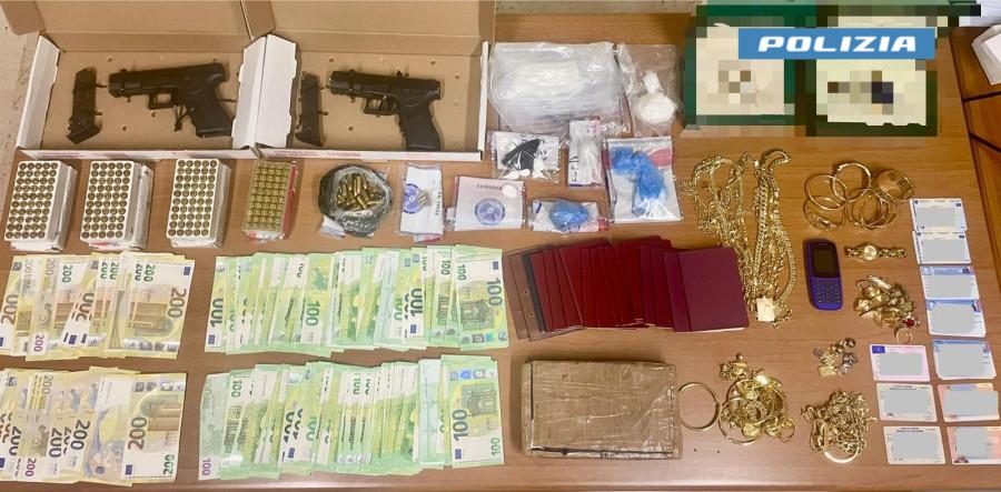 66enne incensurato arrestato: in casa 1,5 kg di droga e due pistole clandestine