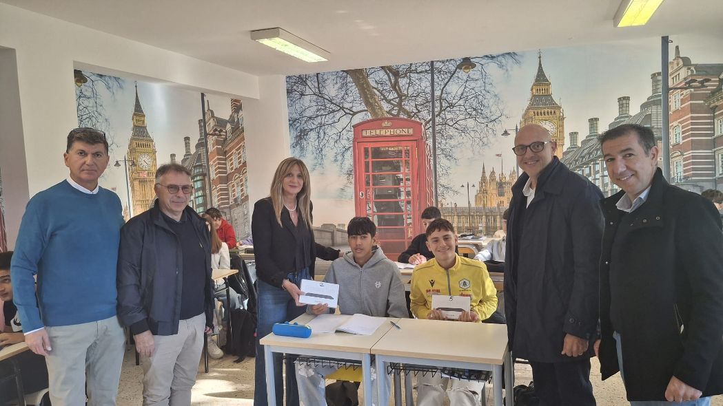 Tablet agli studenti del Pascal-Comi-Forti di Teramo grazie al progetto “No Zaino – Book in Progress” e al Rotary Club