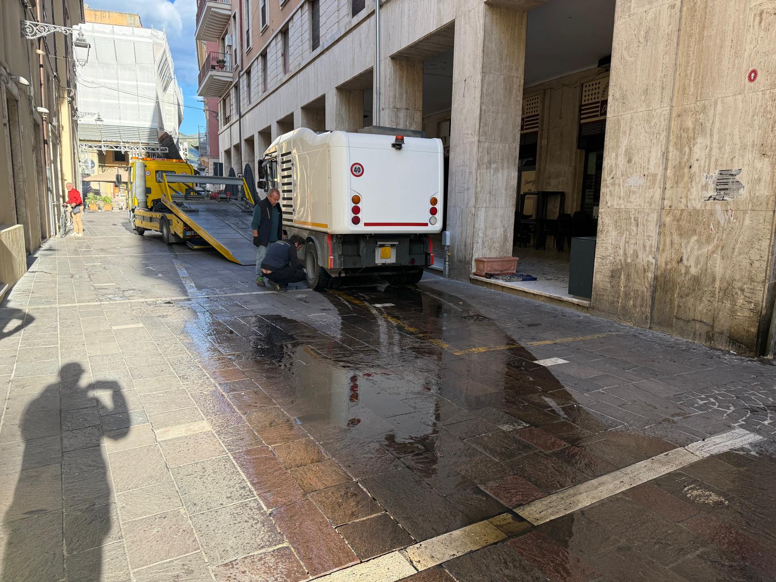 Guasto a Spazzatrice in Via della Verdura: Bonifica in corso