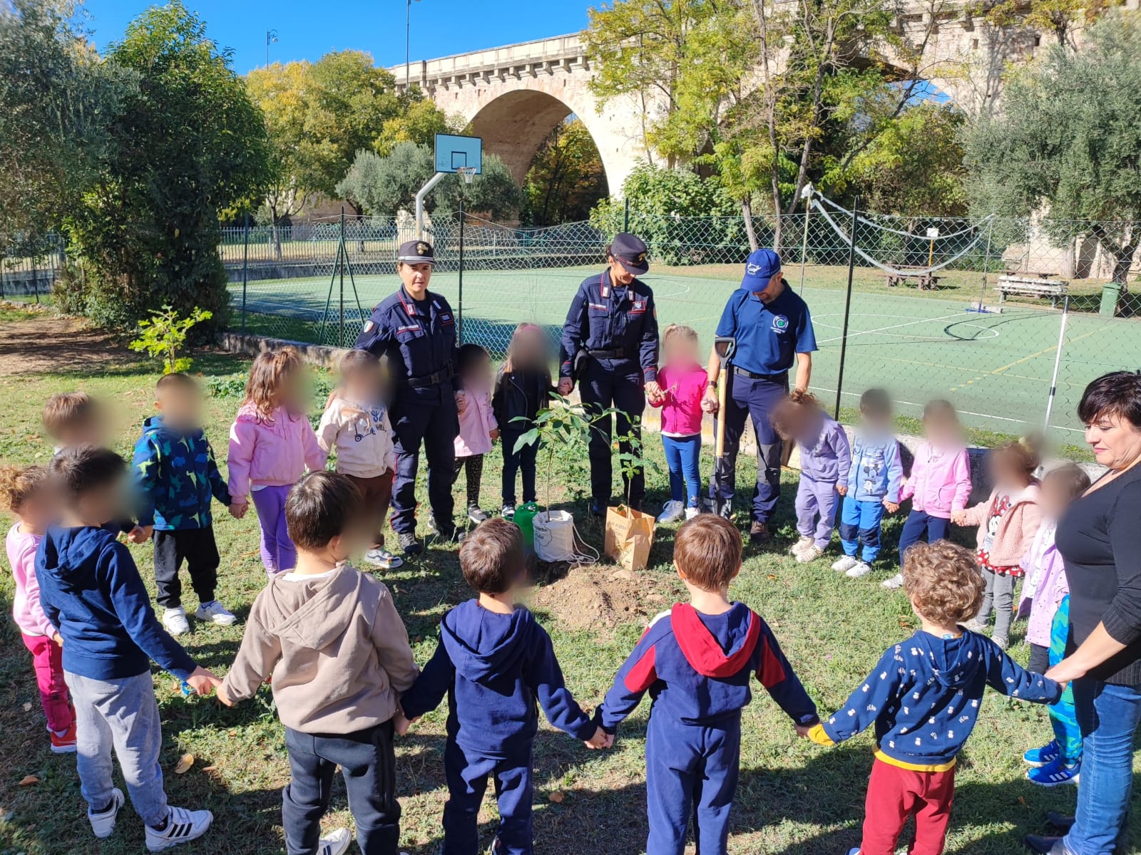 l’Albero Falcone, con i Carabinieri Forestali, trova casa dai bimbi de L’Aquilone