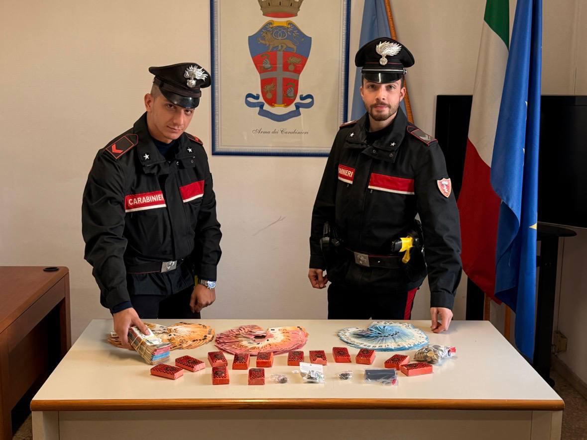 Deteneva 13 chili di hashish e 20.000 euro. Arrestato mentre tenta la fuga