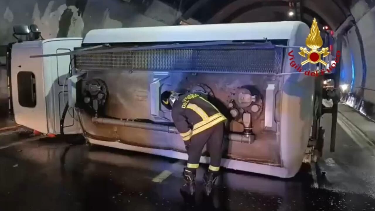 Autobotte si ribalta in A14 a Grottammare: Disagi in direzione Pescara, traffico in tilt per oltre 3 chilometri