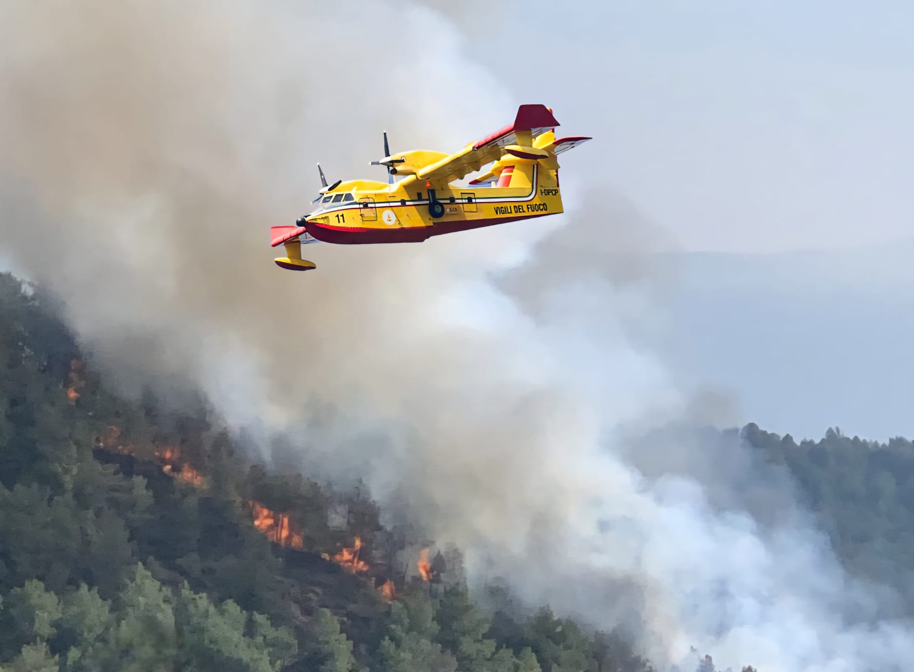 Maxi incendio a Vasto: evacuate otto famiglie, impiegati Canadair e elicotteri