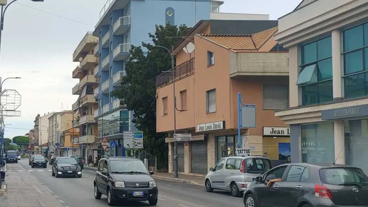 Attraversa sulle Strisce, Investita da un’Auto: 51enne Ferita su Corso Umberto