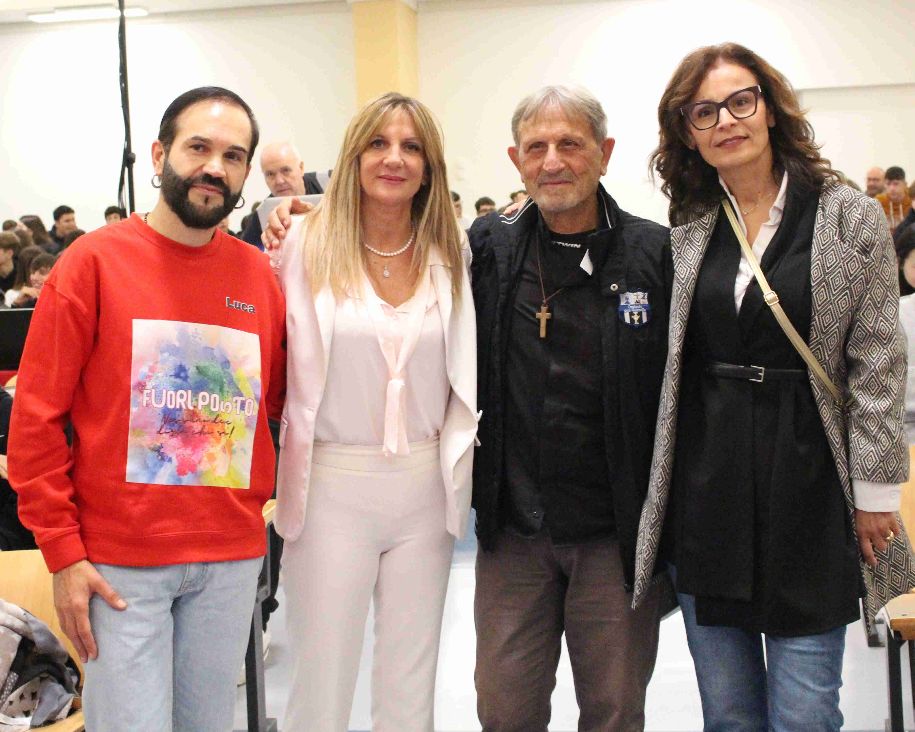Premio Borsellino: A Teramo don Manganiello incontra gli studenti. Apprezzato lo spettacolo dei “Fuori Posto”