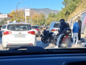 Via De Gasperi, stamani, “contatto” tra auto e moto