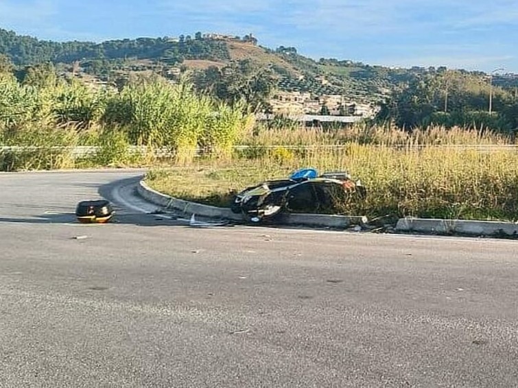 Scooter contro spartitraffico: muore 57enne sul lungofiume Saline
