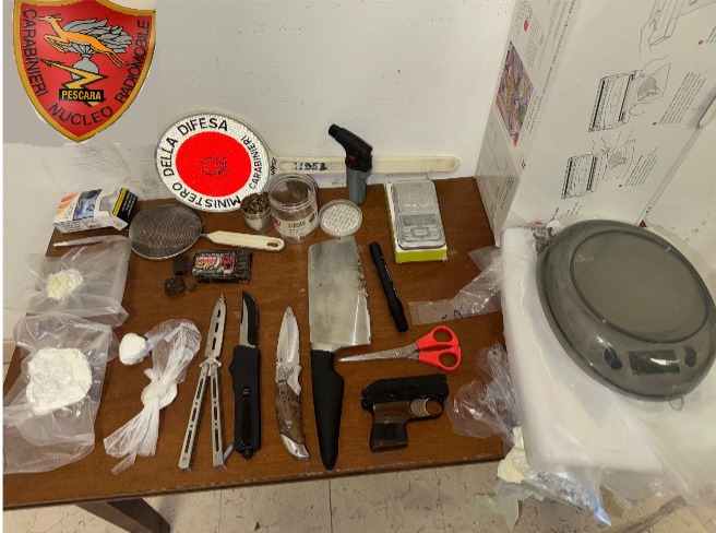 Arrestato 32enne: in casa un piccolo arsenale e oltre 100 grammi di droga