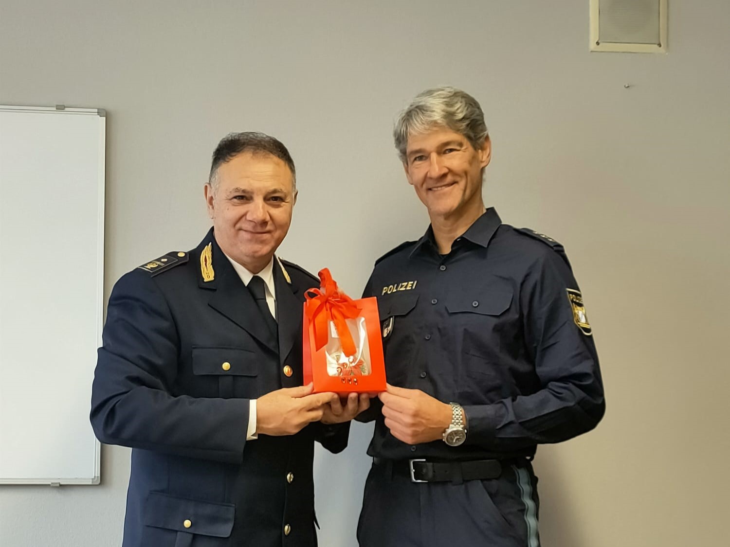 Trent’anni di amicizia tra La PolizIa di Teramo e Memmingen: celebrato il gemellaggio con il Gran Ballo in Germania