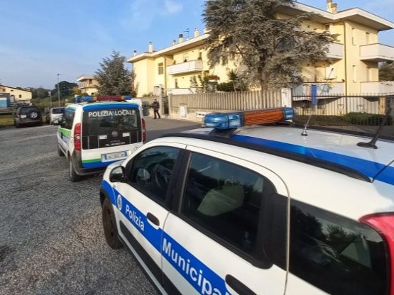 Pitbull aggressivo blocca i residenti di un condominio: intervento di Polizia Locale e Asl