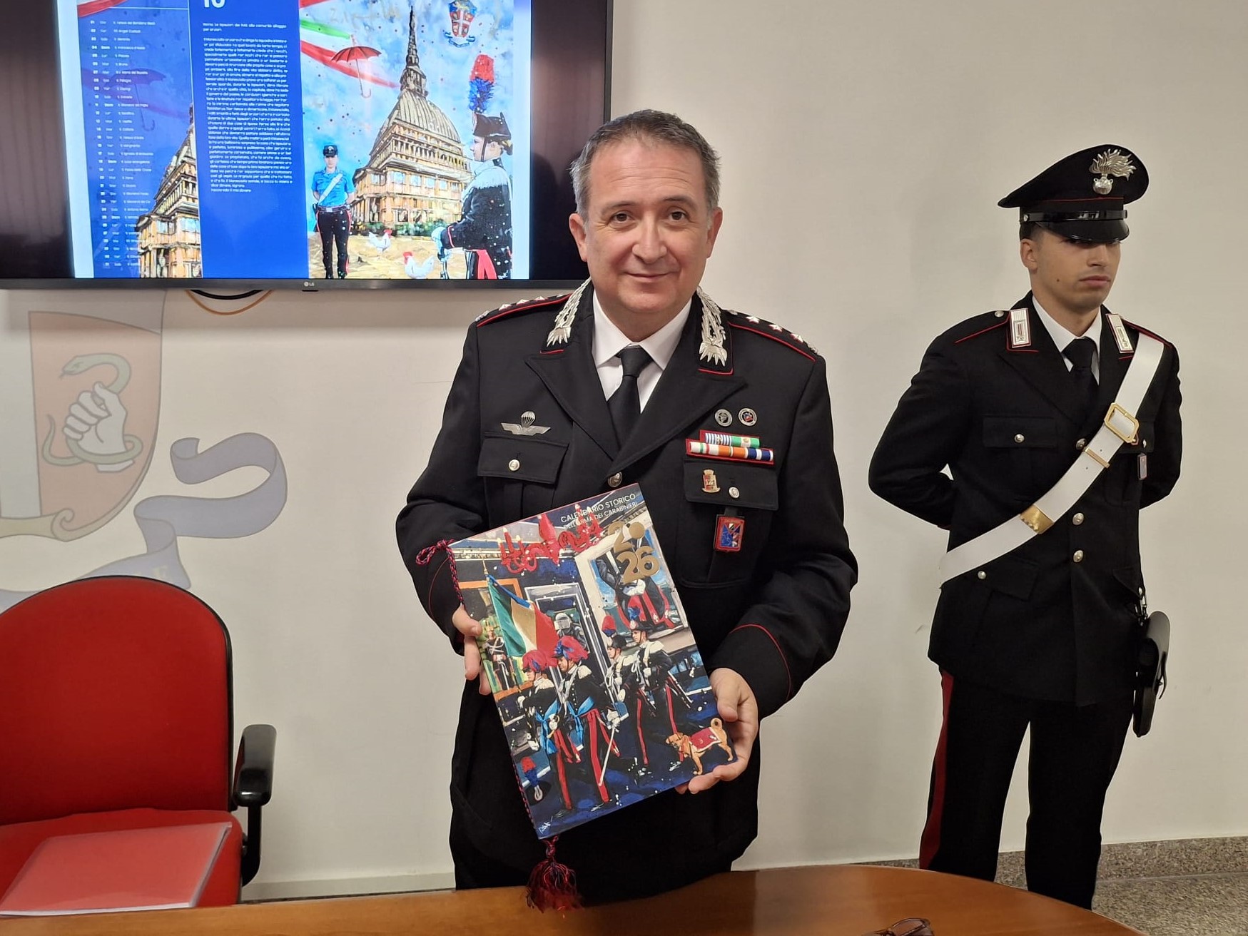 “Eroi quotidiani”: Presentato stamani il Calendario Storico dell’Arma dei Carabinieri 2026 – Il comandante provinciale sulla situazione sicurezza nel teramano