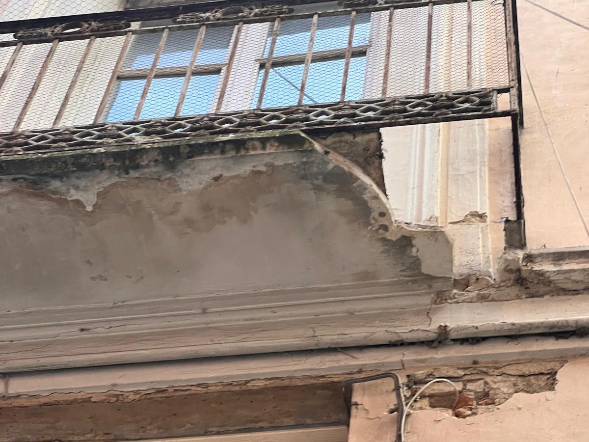 Cadono calcinacci in via Sauro. Strada chiusa e vigili del fuoco all’opera
