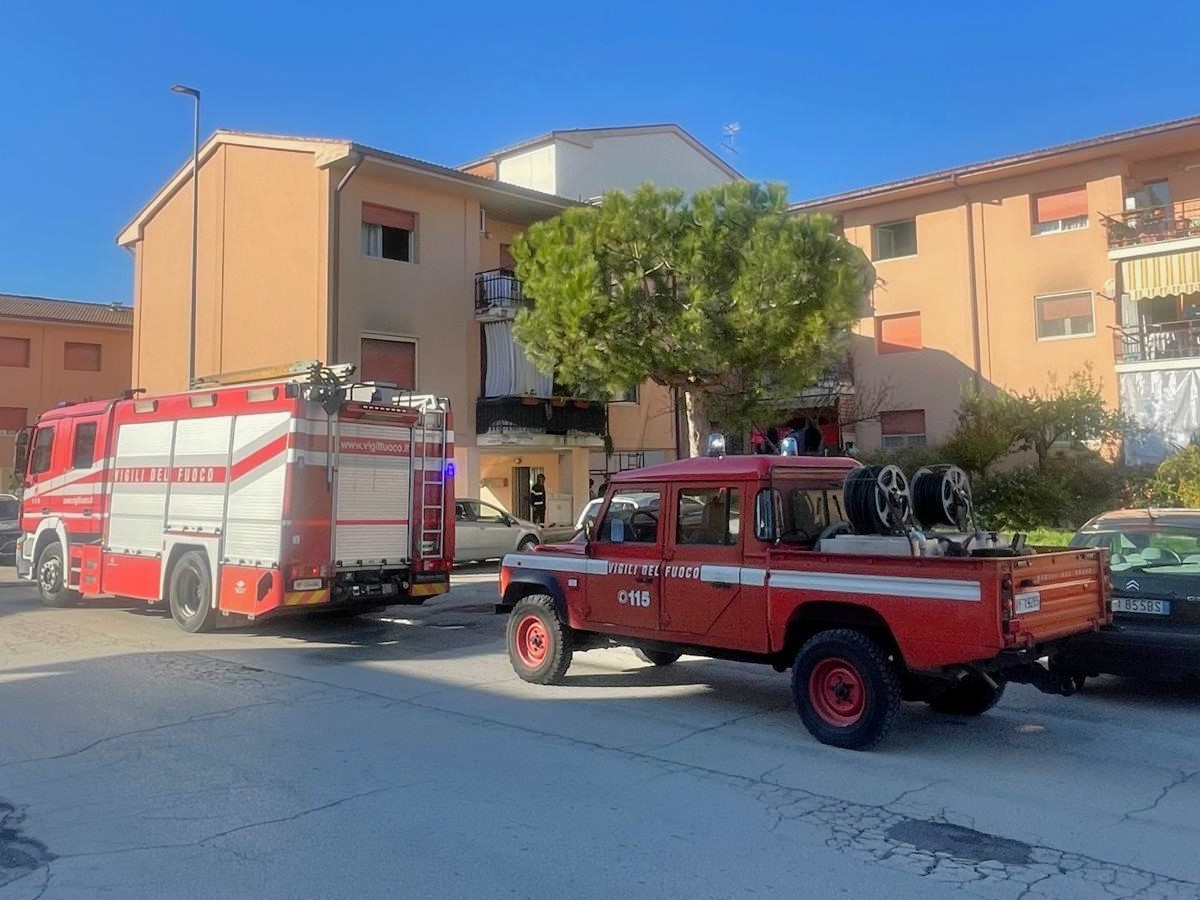 Incendio in una palazzina di Roseto: evacuato temporaneamente un condominio
