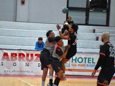 Handball. Lions Teramo sconfitta ma convincente: Tahar brilla nella battaglia di Faenza
