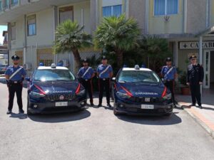 Giulianova, evade dai domiciliari e devasta l’auto del vicino: finito in manette