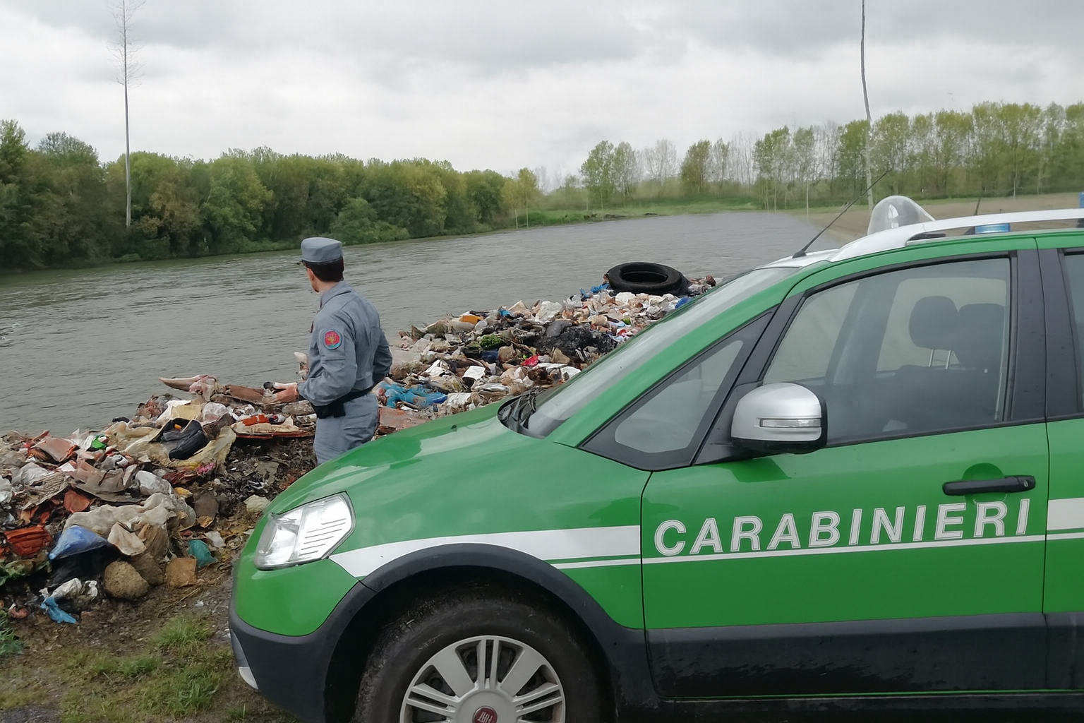 Rifiuti speciali abbandonati: nove persone deferite