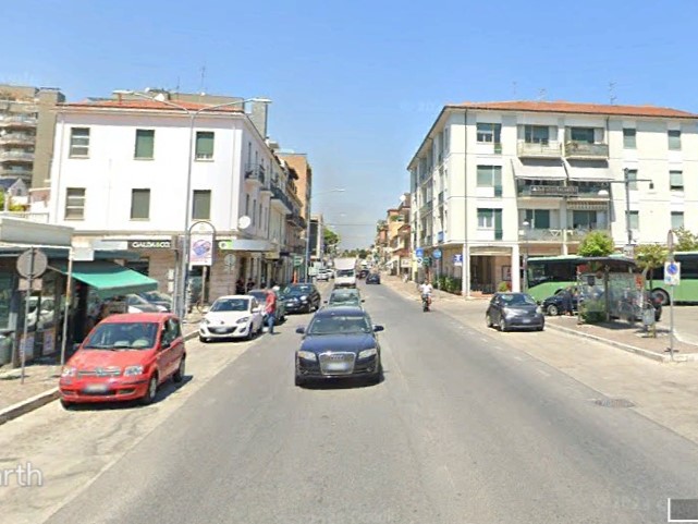 Auto investe pedone a Giulianova senza fermarsi: si cerca un Mini Suv