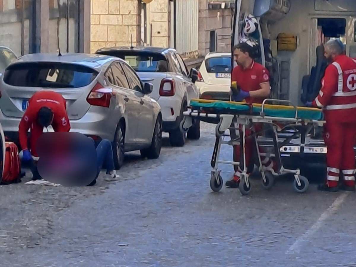 Inciampa e cade in via D’Annunzio. Soccorsa dal 118