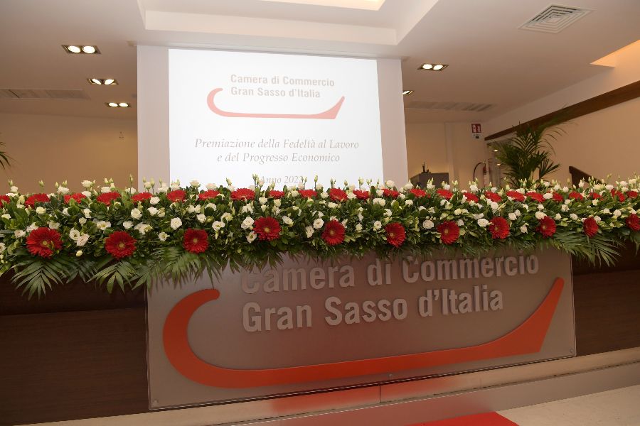 Fedeltà al lavoro: premiazione delle eccellenze imprenditoriali locali da parte della Camera di Commercio Gran Sasso