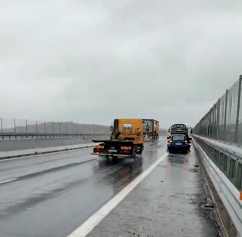 (Vide) Buca “appieda” le auto sulla A14. Decine i mezzi coinvolti